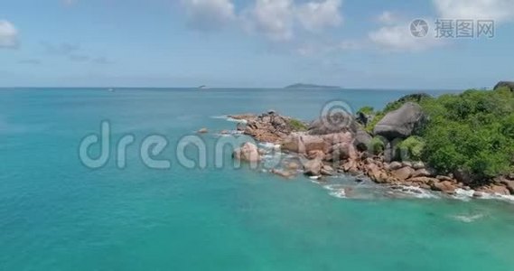 日落时，岛上海滩上的鸟瞰波中断。 美丽岛屿上的海浪空中观景无人机4k AnseLazio海滩视频