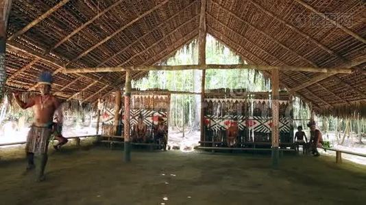 巴西土著人在亚马逊的一个土著部落做他们的仪式视频