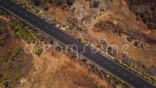 西班牙加那利群岛特内里费沙漠公路上的汽车俯视图视频