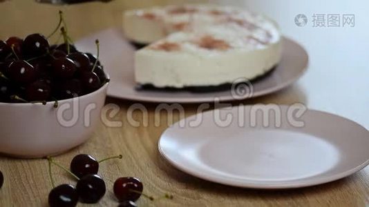 美味可口的芝士蛋糕和樱桃果冻视频