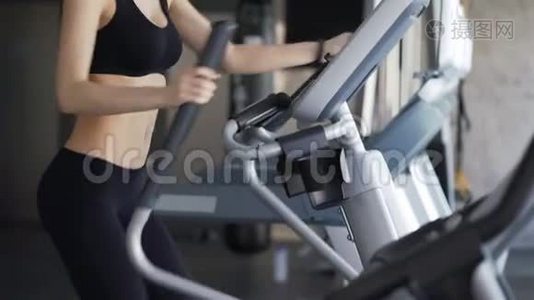 可爱的女人在健身房锻炼视频