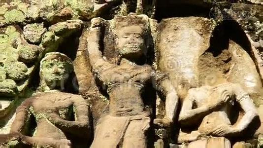 柬埔寨吴哥窟寺庙墙上宗教图标的缩放视频