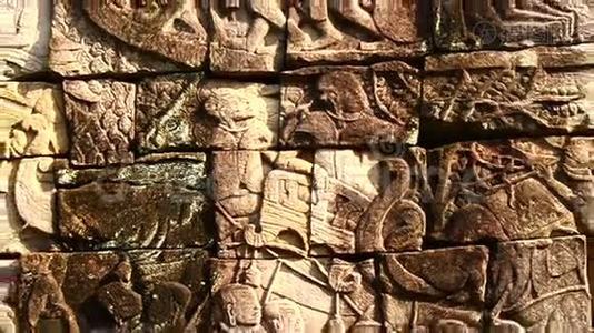 柬埔寨吴哥窟寺庙墙上宗教图标的缩放视频