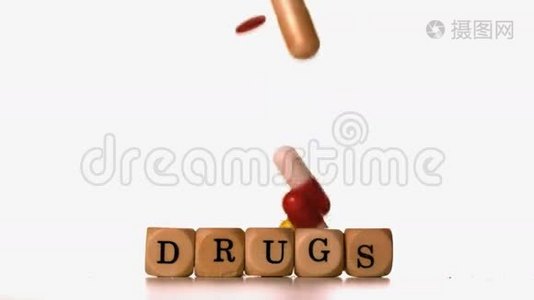 不同的药片落在骰子上拼写药物视频