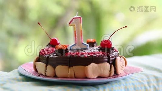 为我的生日准备蛋糕，用樱桃和蜡烛视频