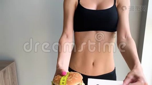 饮食。 一个女人想吃汉堡的画像，但一张粘着的嘴，一种饮食观念，不健康的食物，一种意志视频