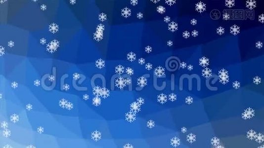 降雪动画，雪花飘落在多边形晶状体的深蓝色背景上，雪落得很快。 冬季电影视频