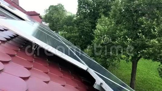 屋顶有太阳能电池板视频