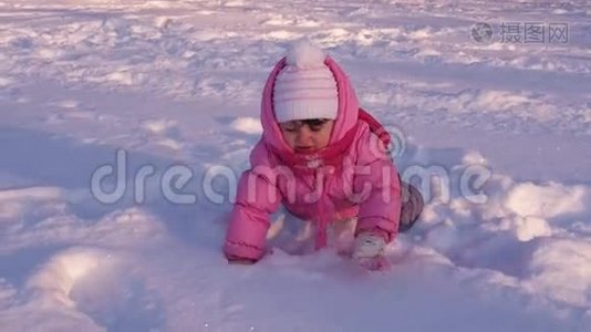 在雪地里玩耍的小孩子..视频