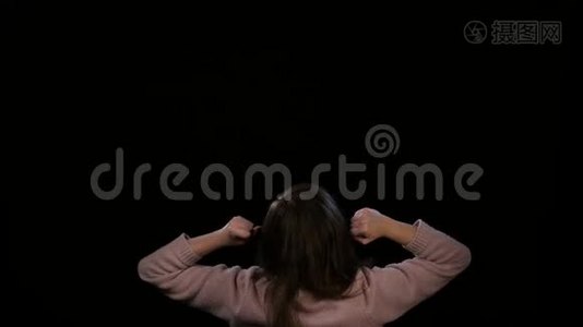一位年轻的女士挽着手臂在空中欢跃视频