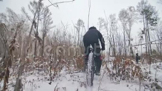 专业的极限运动员骑自行车在户外骑胖自行车。 后轮的近距离观察。 冬天骑自行车视频