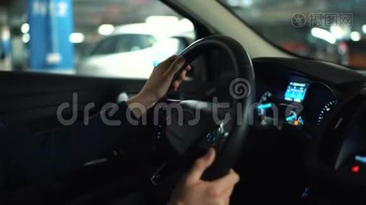 男子驾驶创新的自动驾驶汽车，使用自动驾驶仪在街上停车视频