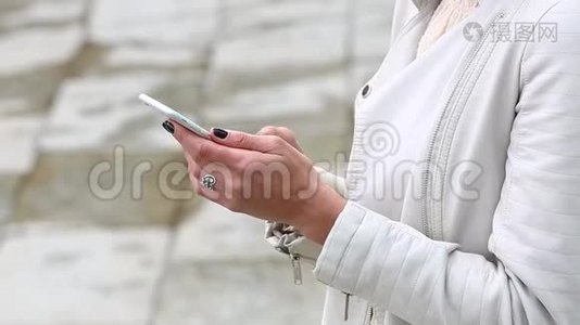 女孩用智能手机笑的肖像。 在喷泉背景上带着手机的漂亮年轻女人。 很幸福的女人视频