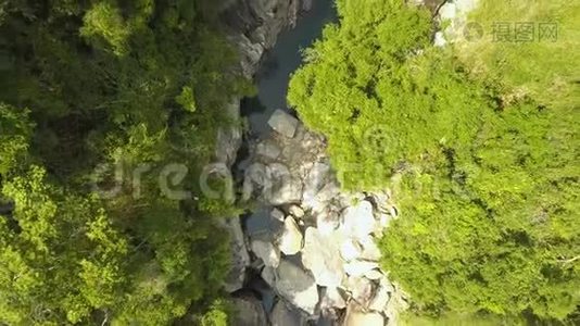 山河景观中热带森林空中景观.. Drun在山上看到岩石河和绿色森林视频