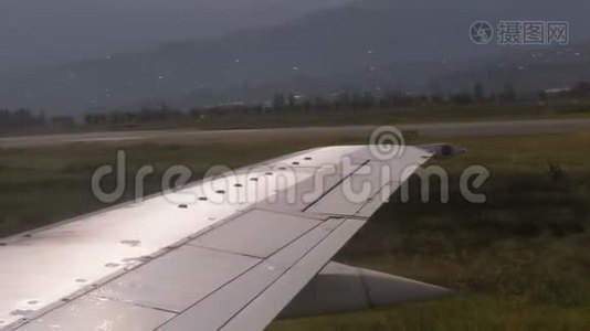 飞机着陆后沿跑道行驶的机翼窗口视图视频