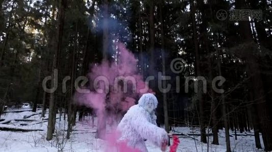 冬林中的雪人童话人物.. 户外幻想慢镜头。视频