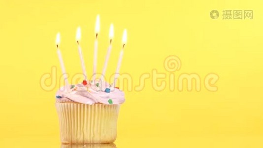 黄色的五支蜡烛烤生日蛋糕视频
