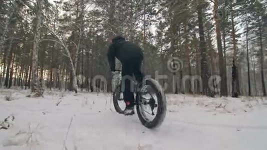 专业的极限运动员骑自行车在户外骑胖自行车。 后轮的近距离观察。 冬天骑自行车视频