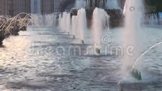 城市公园里美丽的喷泉。 太阳照亮了水的飞溅。 闪亮的水花。视频
