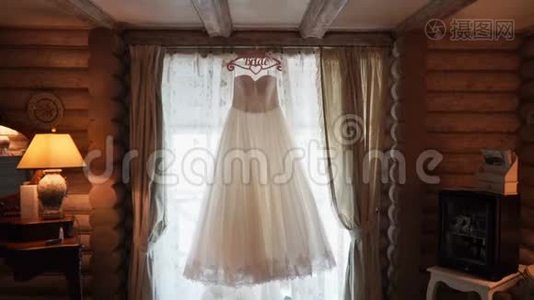 房间窗户上挂着婚纱视频