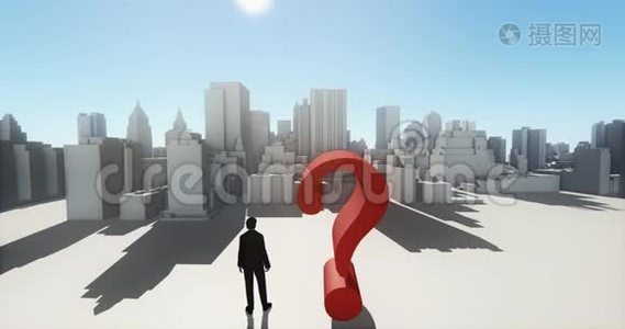 4K商人站在问号的顶端，俯瞰城市建筑。视频
