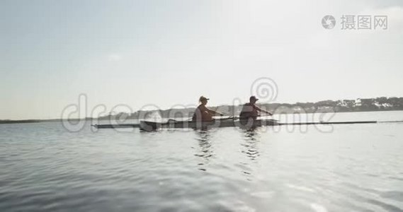 女性划船者在河边训练视频