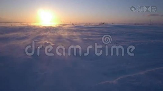 北极的暴风雪。 冰雪漂流视频