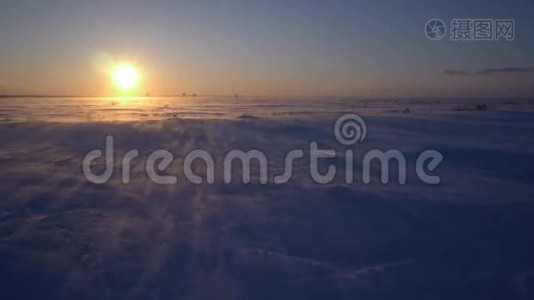 北极的暴风雪。 冰雪漂流视频