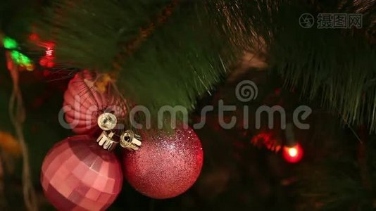 挂在圣诞树上的红球视频