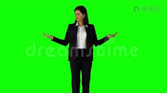女商人穿着绿色屏幕上的东西视频