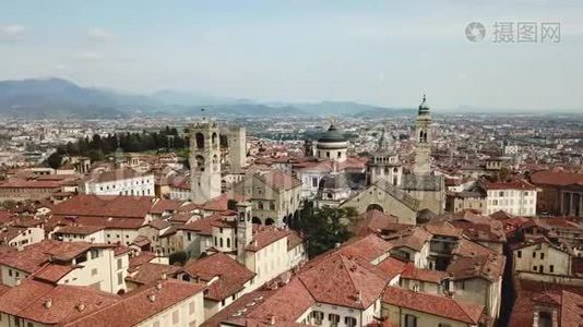 贝加莫，意大利。 无人机鸟瞰古镇.. 市中心的景观，历史建筑，教堂和塔楼视频