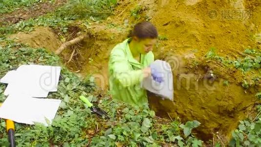 女性生态学家采集土壤样本视频