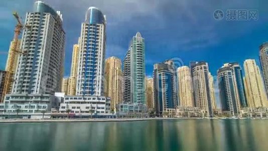 迪拜码头在迪拜的看法，在白天时间推移超移视频