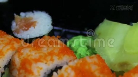 新鲜日本生姜芥末寿司和卷，宏生鱼片，乌拉玛基和奈吉里。 典型的日本菜视频