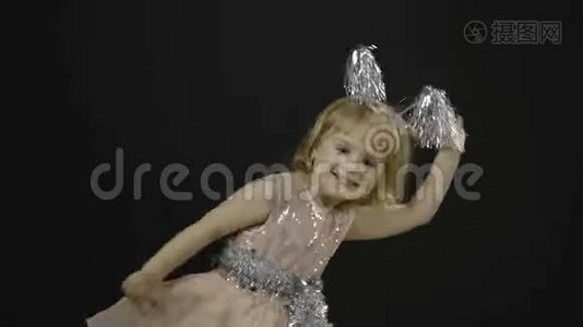 快乐美丽的小女婴穿着光滑的裙子。 圣诞节。 做鬼脸，跳舞视频