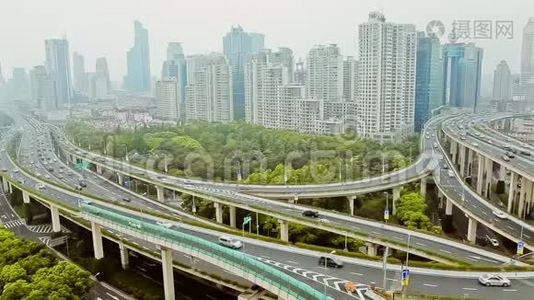 中国上海现代城市立交桥上繁忙的交通视频