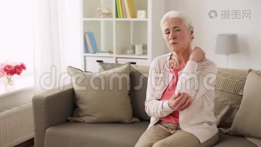 家中双手疼痛的老年妇女视频