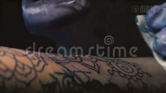 纹身大师做纹身特写视频