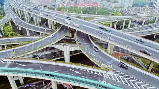中国上海现代城市立交桥上繁忙的交通视频
