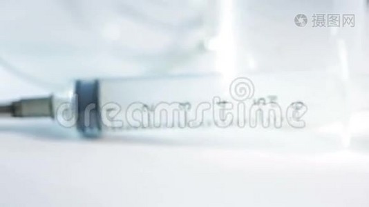 医学测试工具包。 注射器眼镜和罐子视频