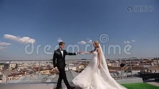 新郎新娘在屋顶视频