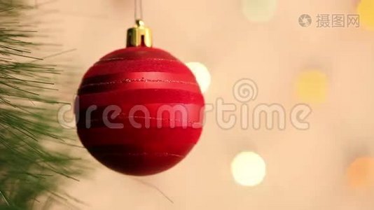 挂在圣诞树上的红球视频