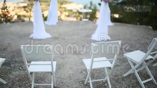 在斯普利特的望风台上，在克罗山上举行婚礼视频