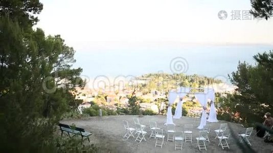 在斯普利特的望风台上，在克罗山上举行婚礼视频