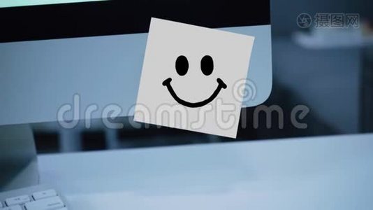 微笑的性格。 微笑在显示器上画贴纸视频