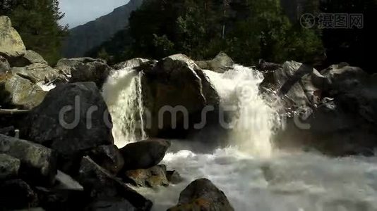 河流，一股汹涌的洪流在岩石间流淌视频