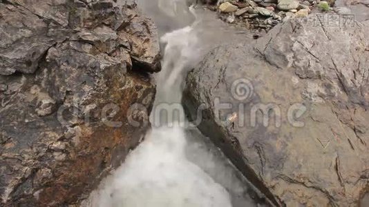 小山河。 在岩石之间流动的溪流视频