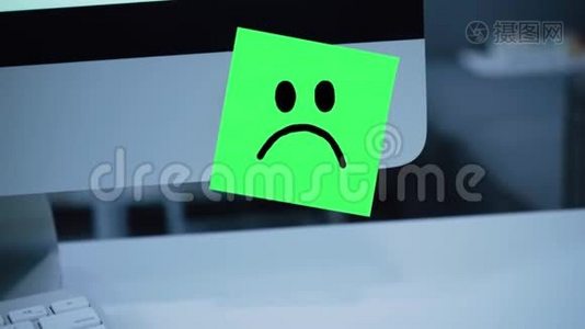 悲伤的微笑。显示器贴纸上画着一张悲伤的脸视频