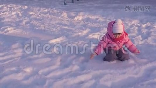 在雪地里玩耍的小孩子..视频