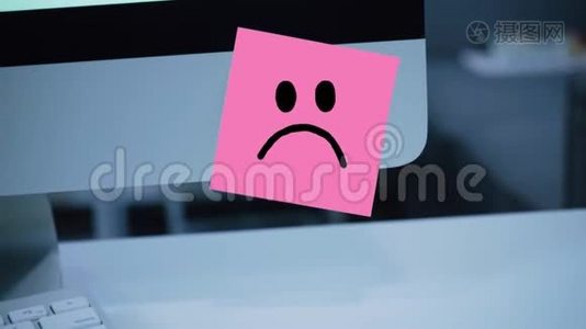 悲伤的微笑。显示器贴纸上画着一张悲伤的脸视频